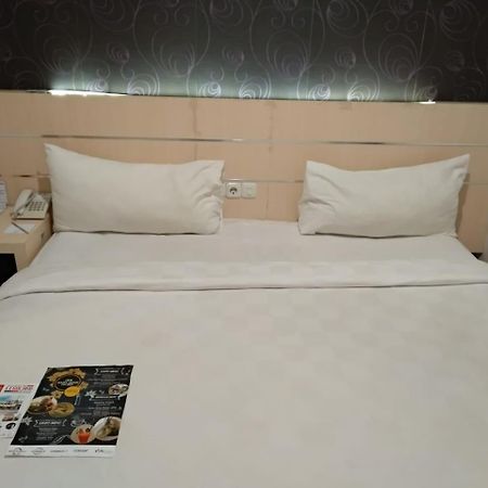 Cordela Hotel Medan Exterior photo