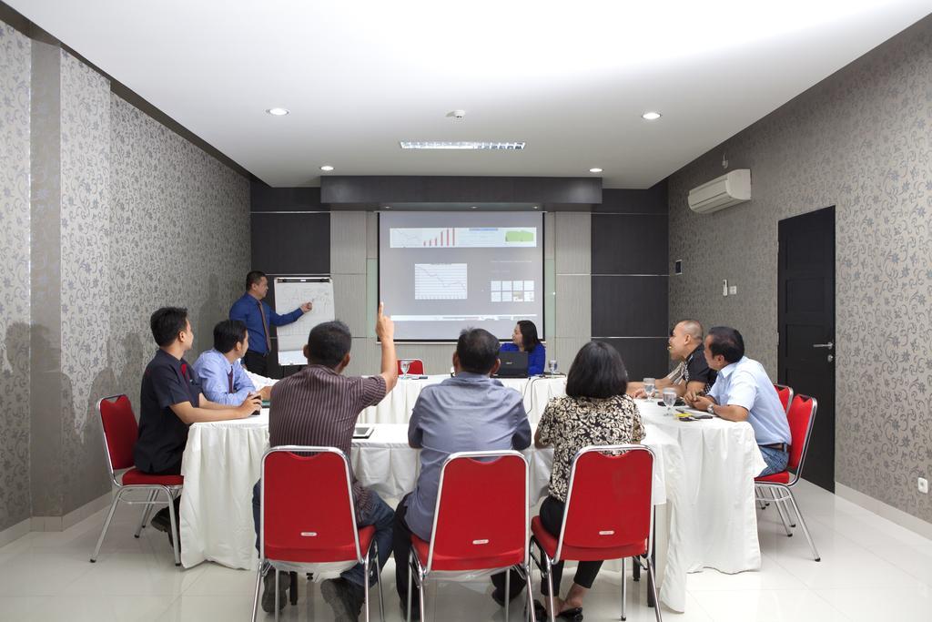 Cordela Hotel Medan Exterior photo