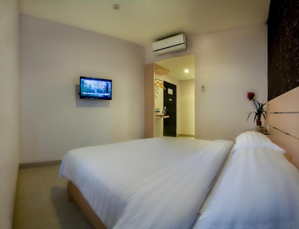 Cordela Hotel Medan Exterior photo