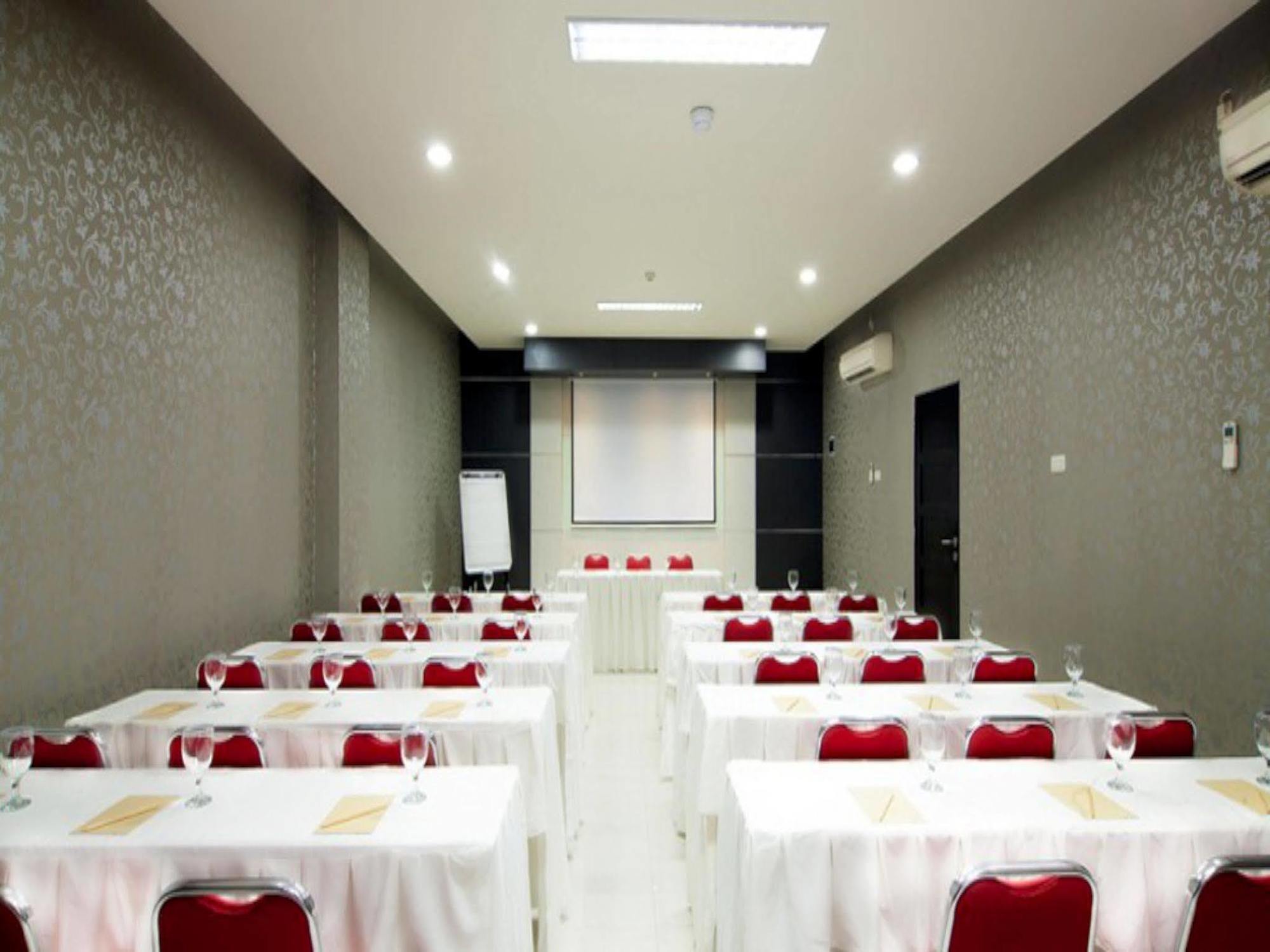 Cordela Hotel Medan Exterior photo